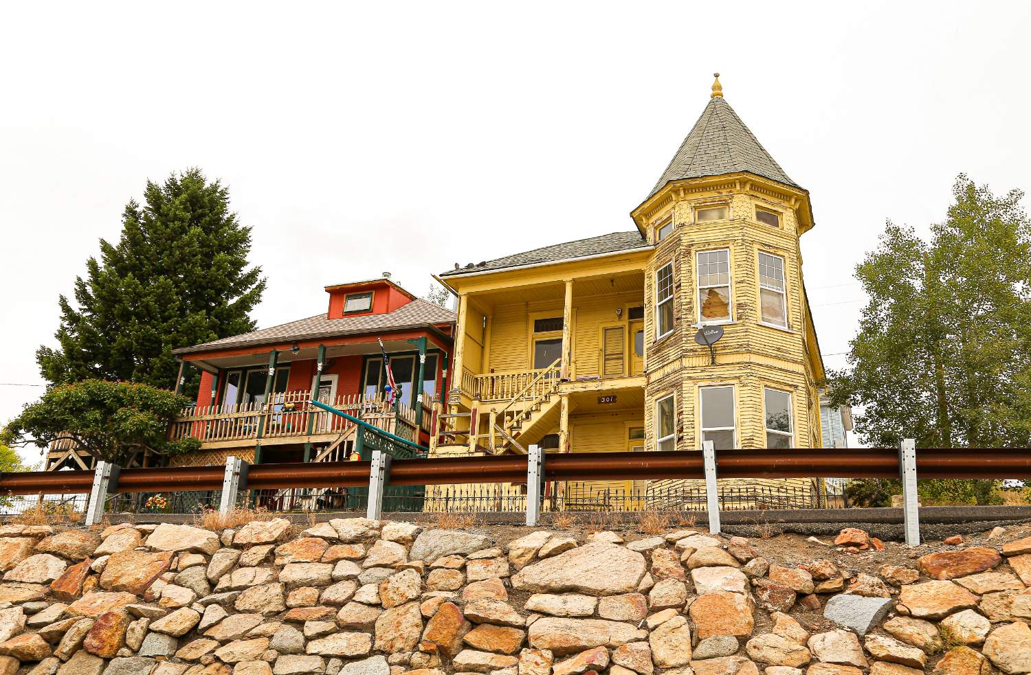 Solve HOUSE FOR SALE jigsaw puzzle online with 96 pieces