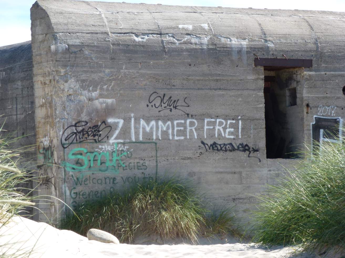 Solve 'Room for rent' 😁 jigsaw puzzle online with 30 pieces