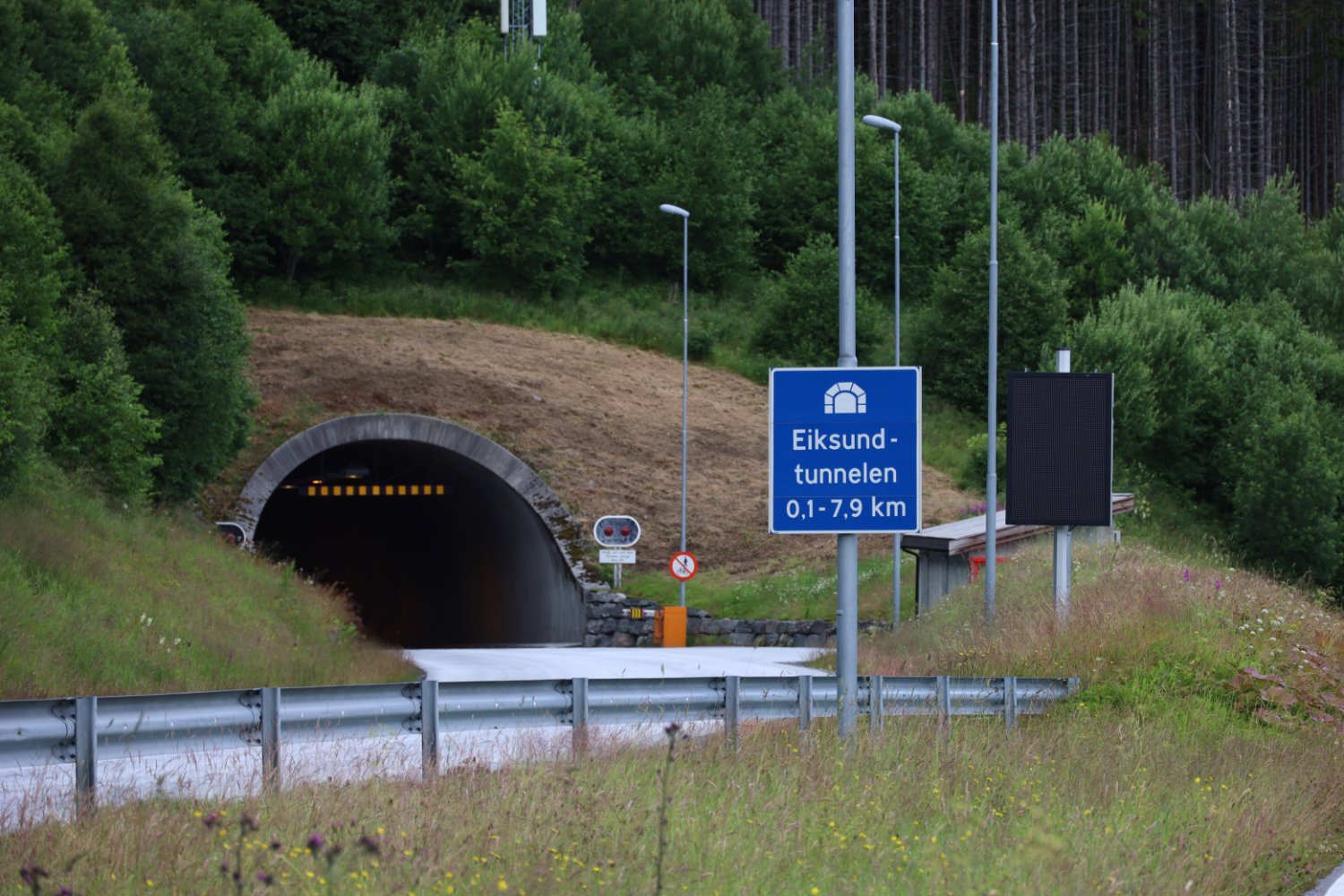 Solve The Eiksund Tunnel jigsaw puzzle online with 12 pieces