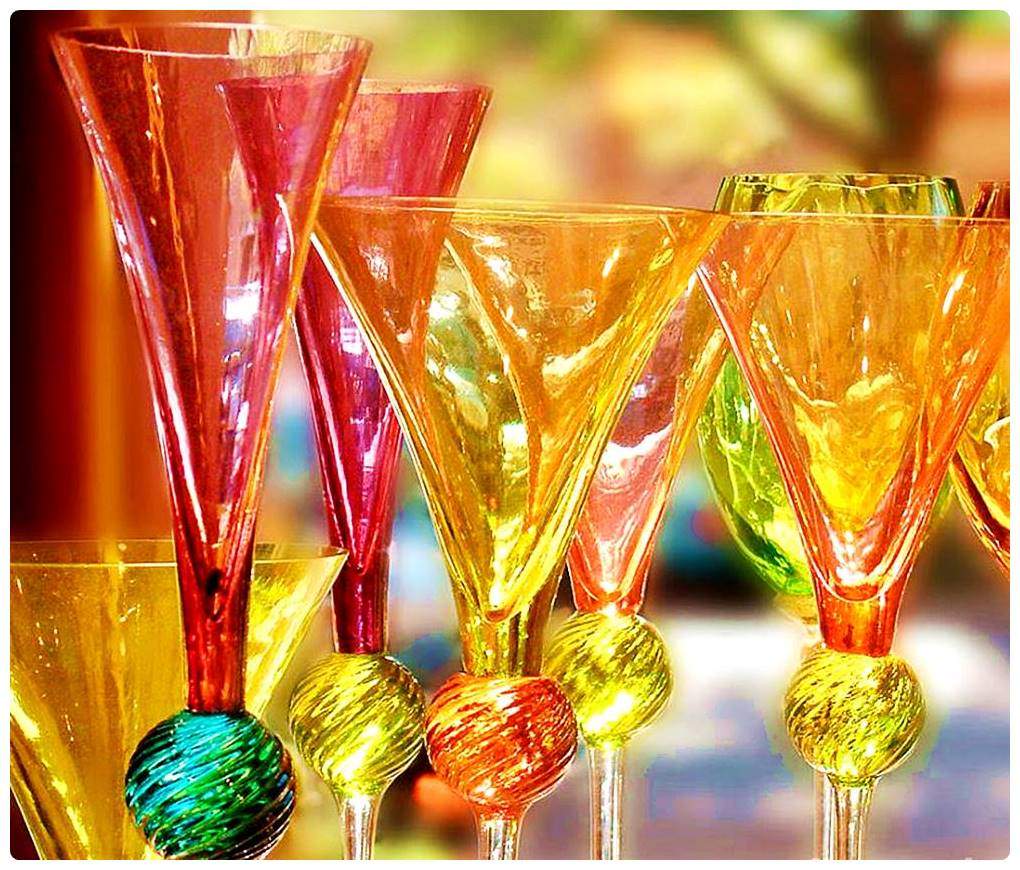 Solve Tall Martini Glasses jigsaw puzzle online with 195 pieces