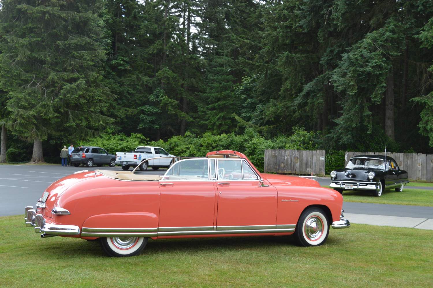 Solve 1949 Kaiser Deluxe Convertible jigsaw puzzle online