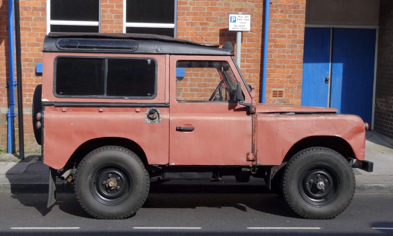 Solve Land Rover (3) jigsaw puzzle online with 40 pieces