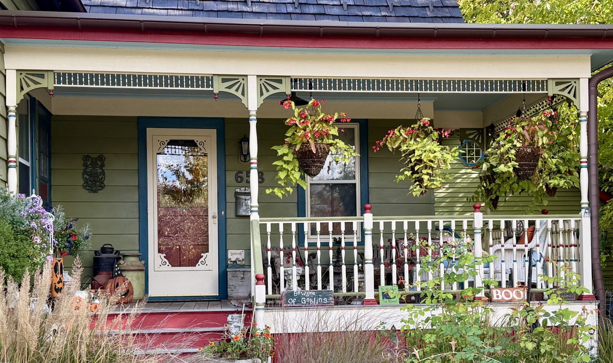 Solve out on the porch jigsaw puzzle online with 135 pieces