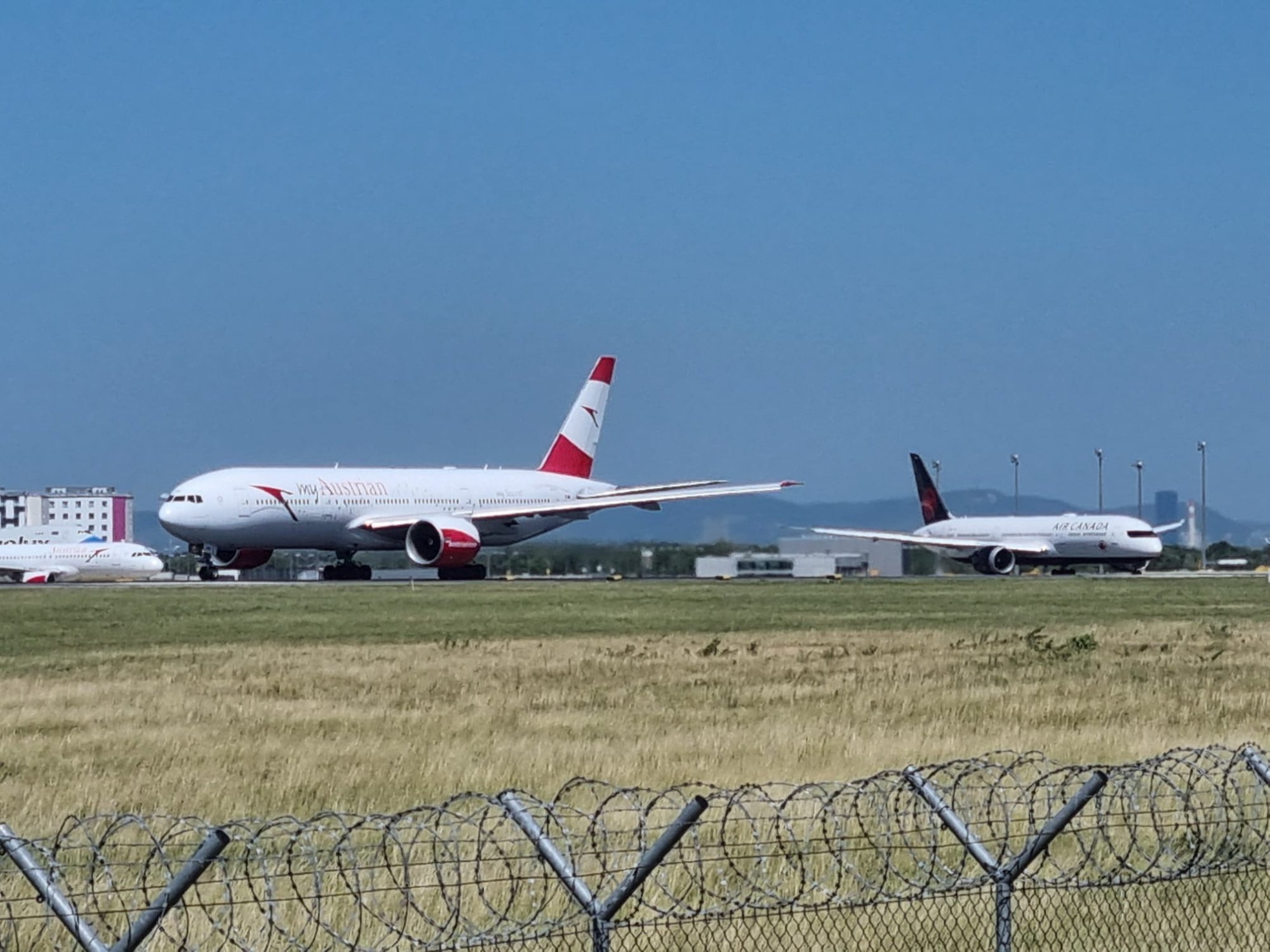 Solve Boeing 777200 Austrian Airlines + Boeing 7879 Air Canada jigsaw puzzle online with 154
