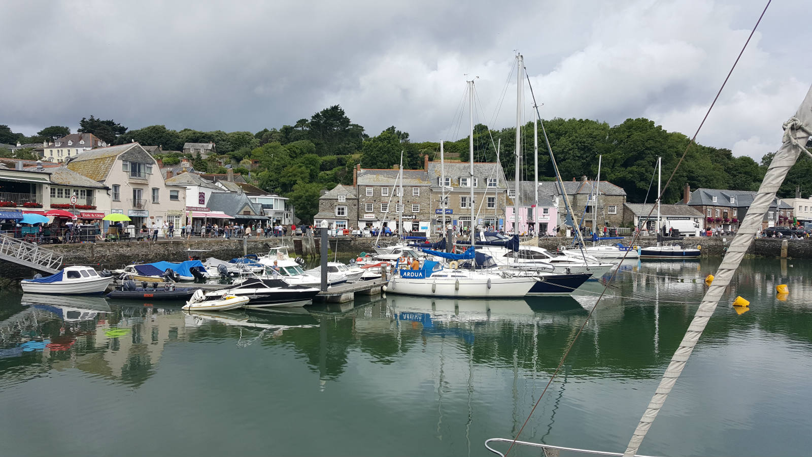 Solve Padstow Harbour jigsaw puzzle online with 405 pieces
