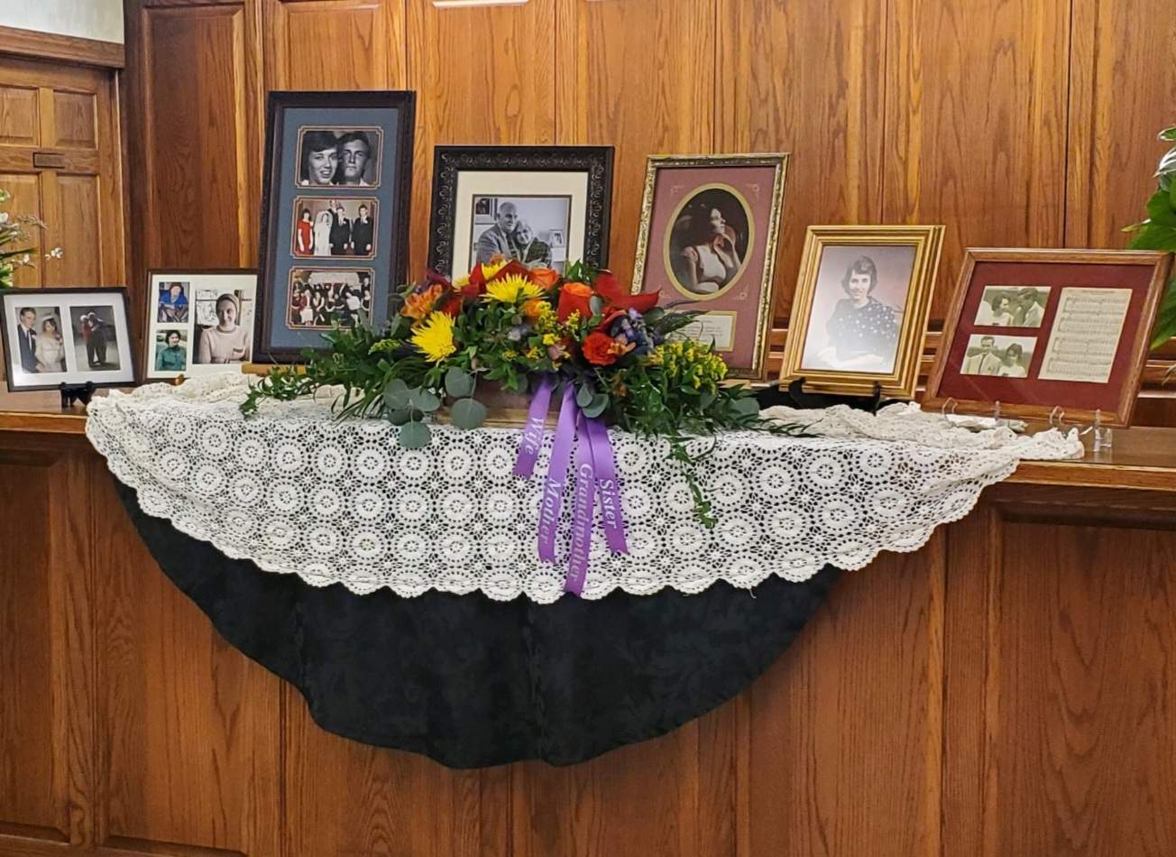 Solve Mom's funeral display 2 jigsaw puzzle online with 108 pieces