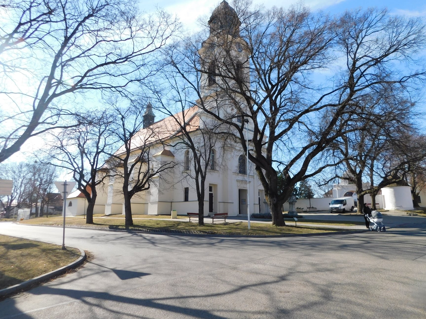 Solve kostel Velké Pavlovice jigsaw puzzle online with 80 pieces