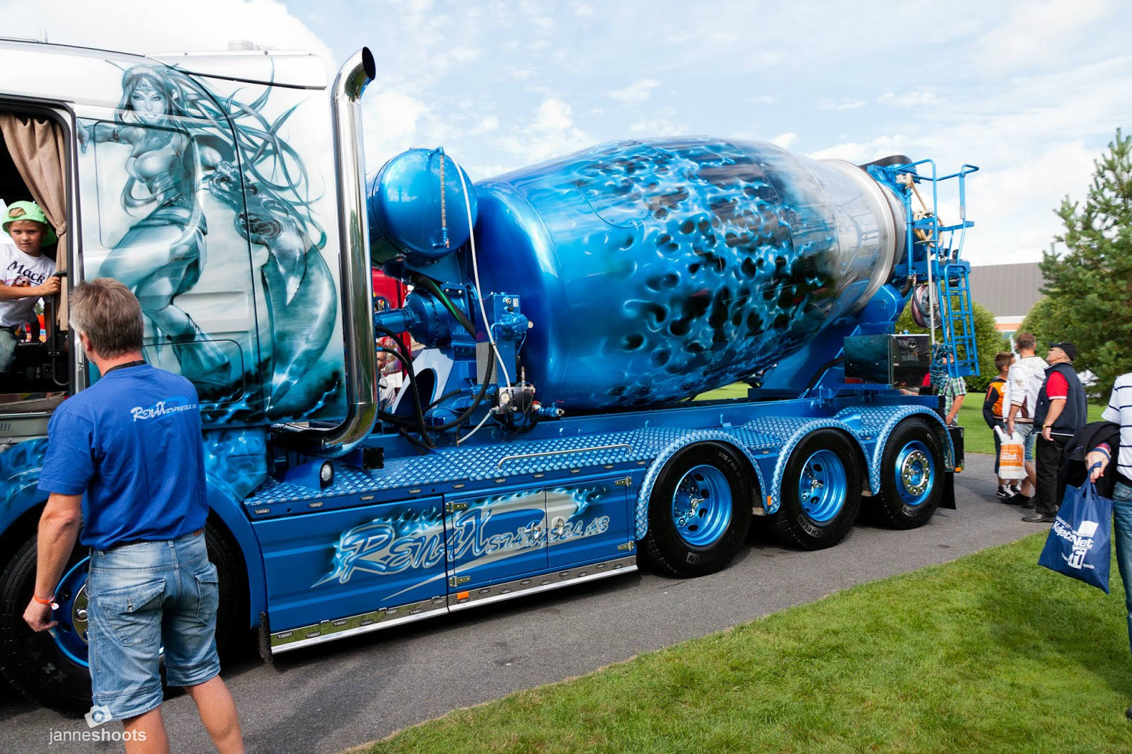 Solve Blue Mixer jigsaw puzzle online with 442 pieces