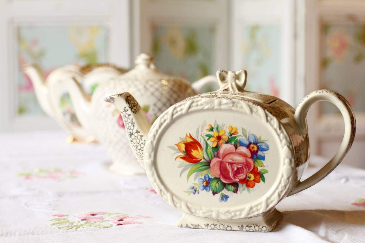 Solve Teapots Remarkable jigsaw puzzle online with 117 pieces