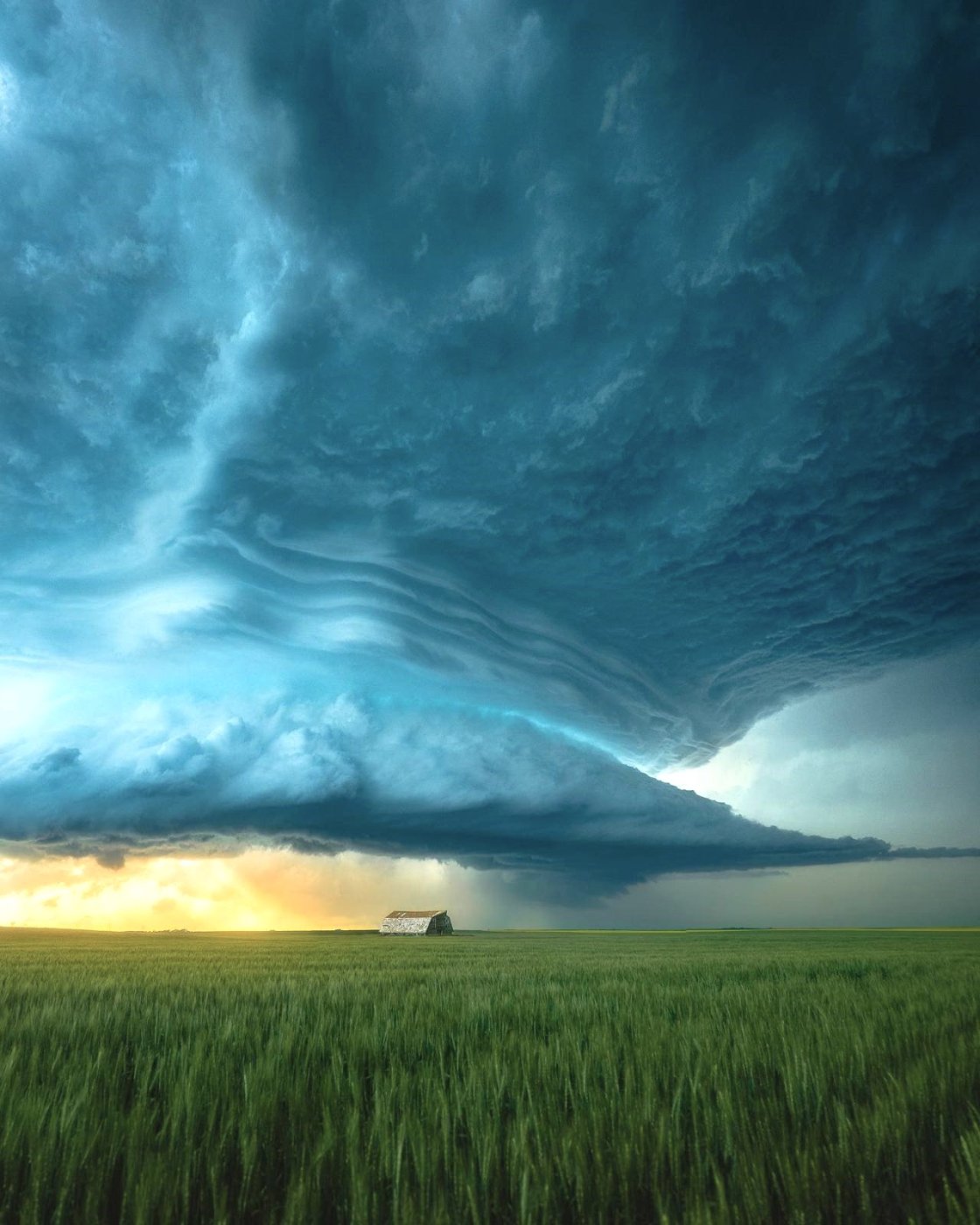 Solve Supercell, Brownlee, Saskatchewan jigsaw puzzle online with 42 pieces