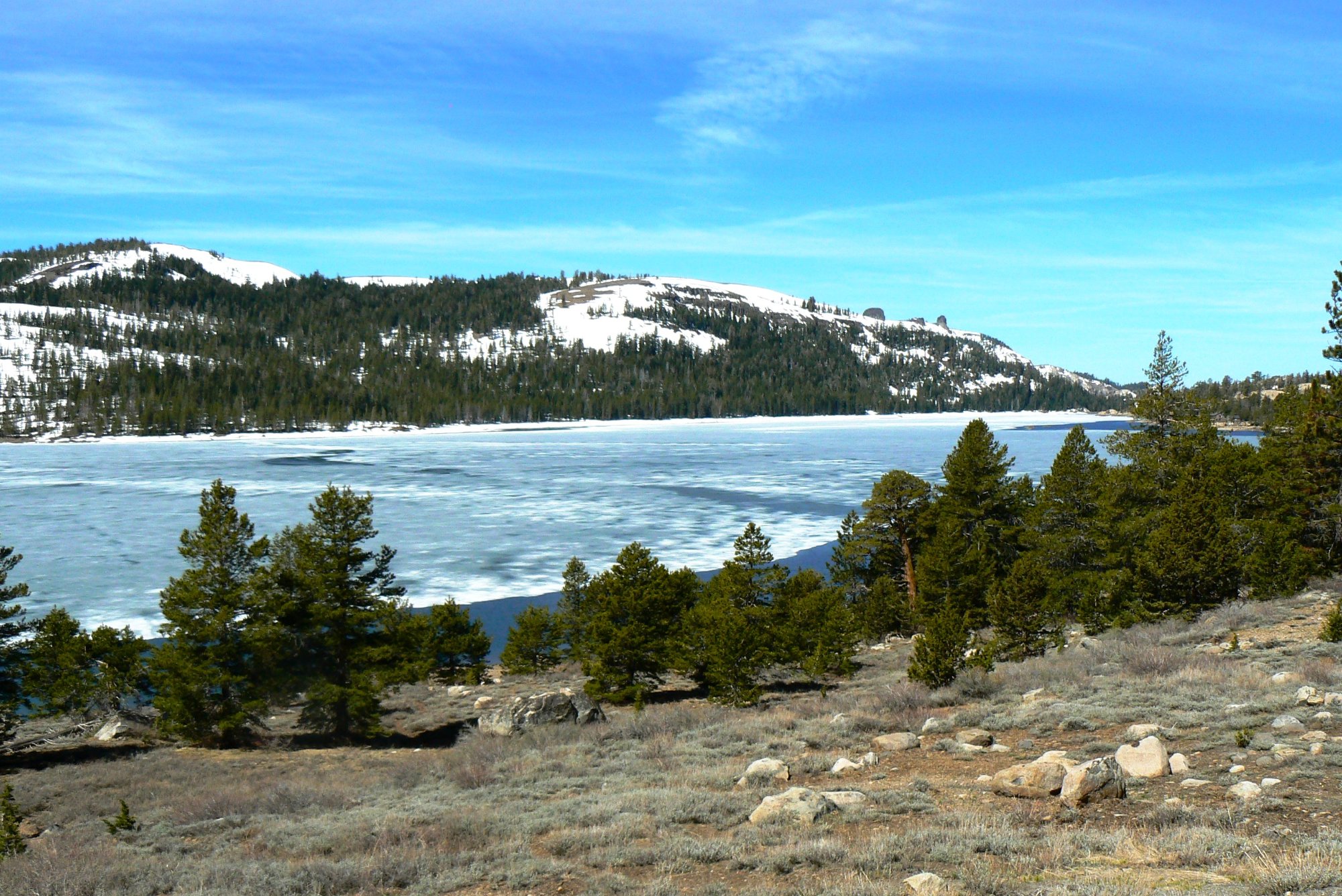Solve Lake in Northern California jigsaw puzzle online with 150 pieces