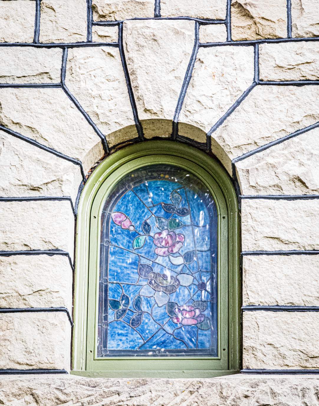 Solve COLORFUL WINDOW jigsaw puzzle online with 99 pieces