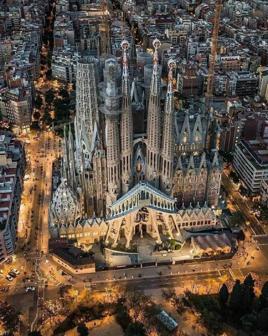 solve-grada-familia-jigsaw-puzzle-online-with-99-pieces