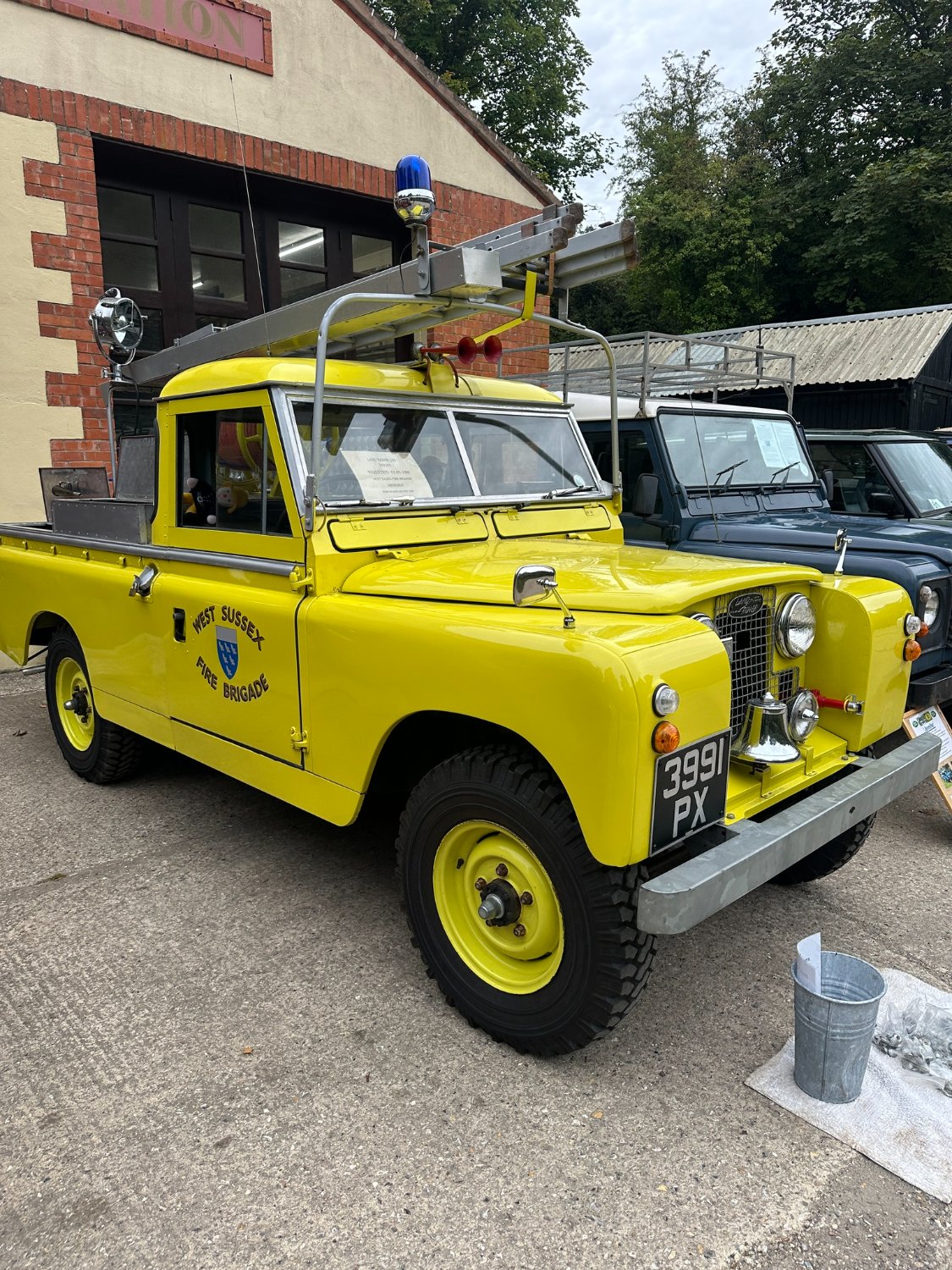 Solve LAND ROVER jigsaw puzzle online with 192 pieces