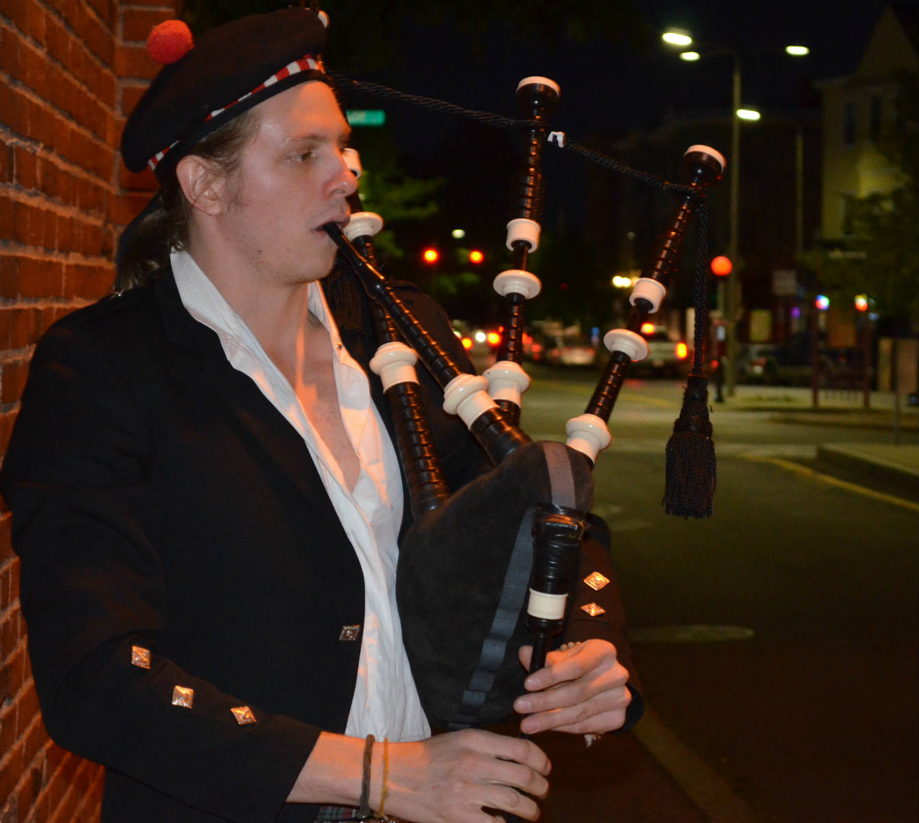 Solve Bagpipes jigsaw puzzle online with 182 pieces