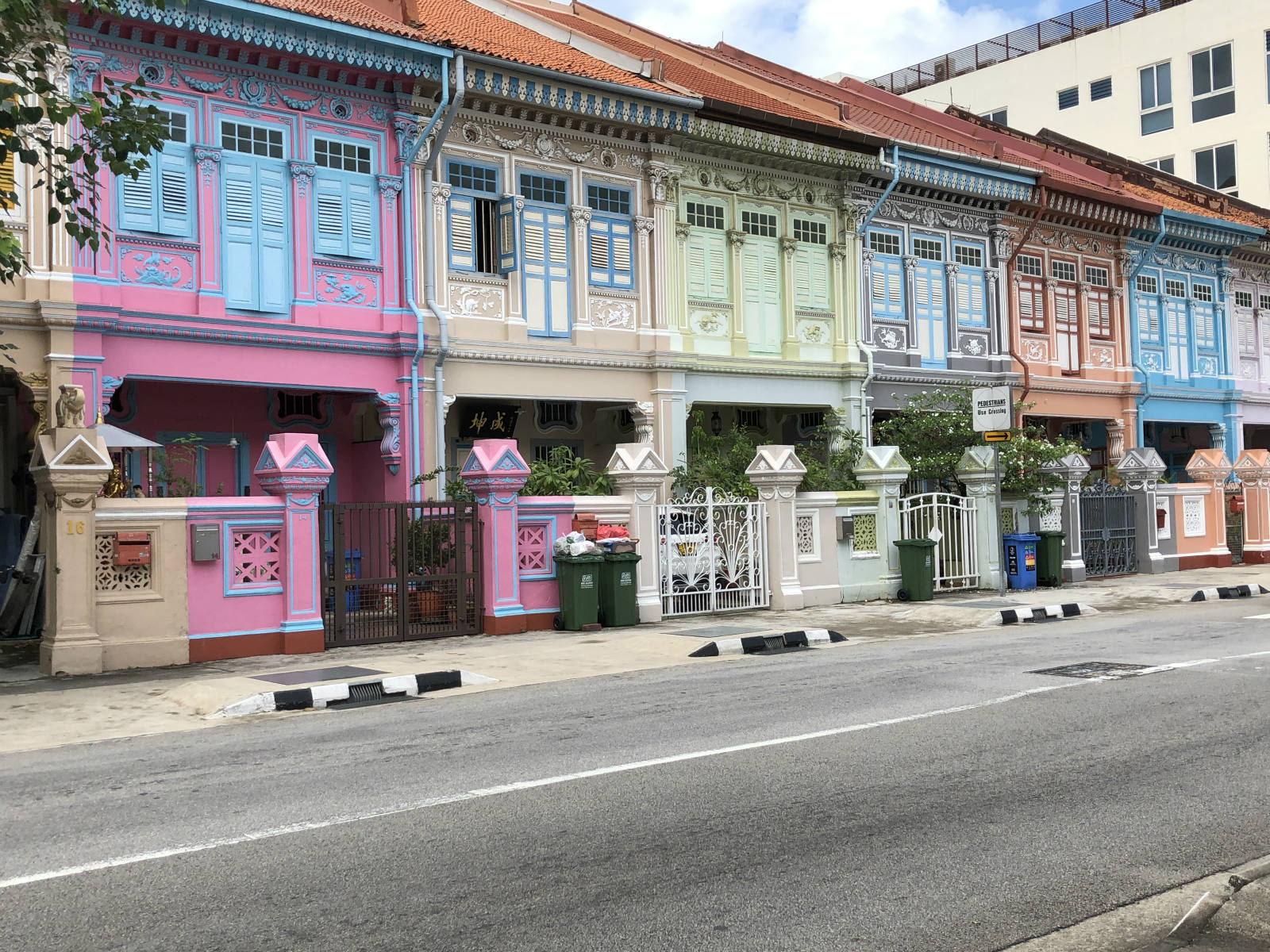 Solve Singapore jigsaw puzzle online with 221 pieces