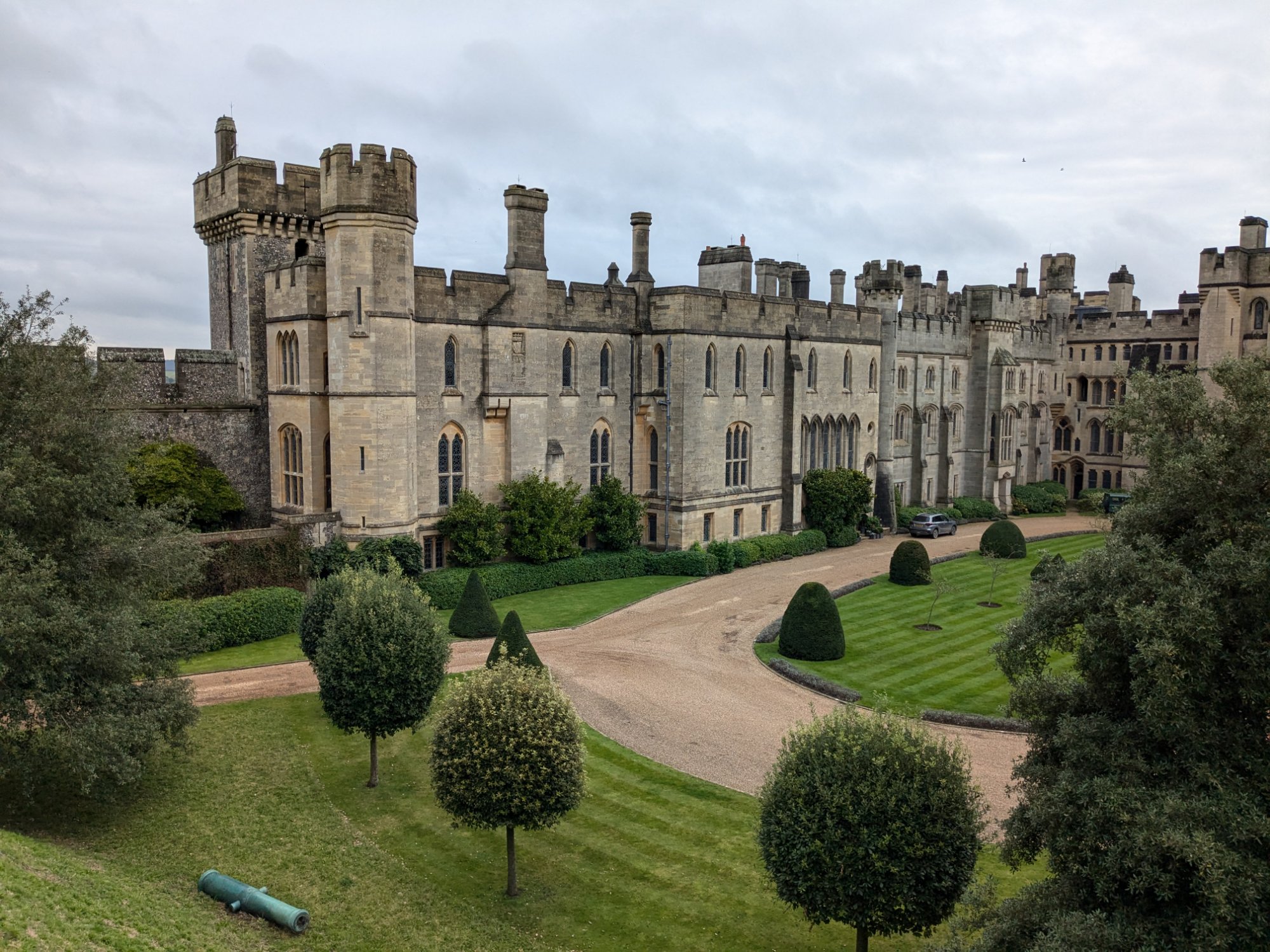 Solve Arundel Castle jigsaw puzzle online with 192 pieces