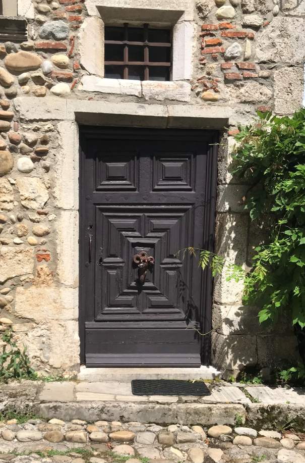 Solve Door, Pérouges, France jigsaw puzzle online with 12 pieces