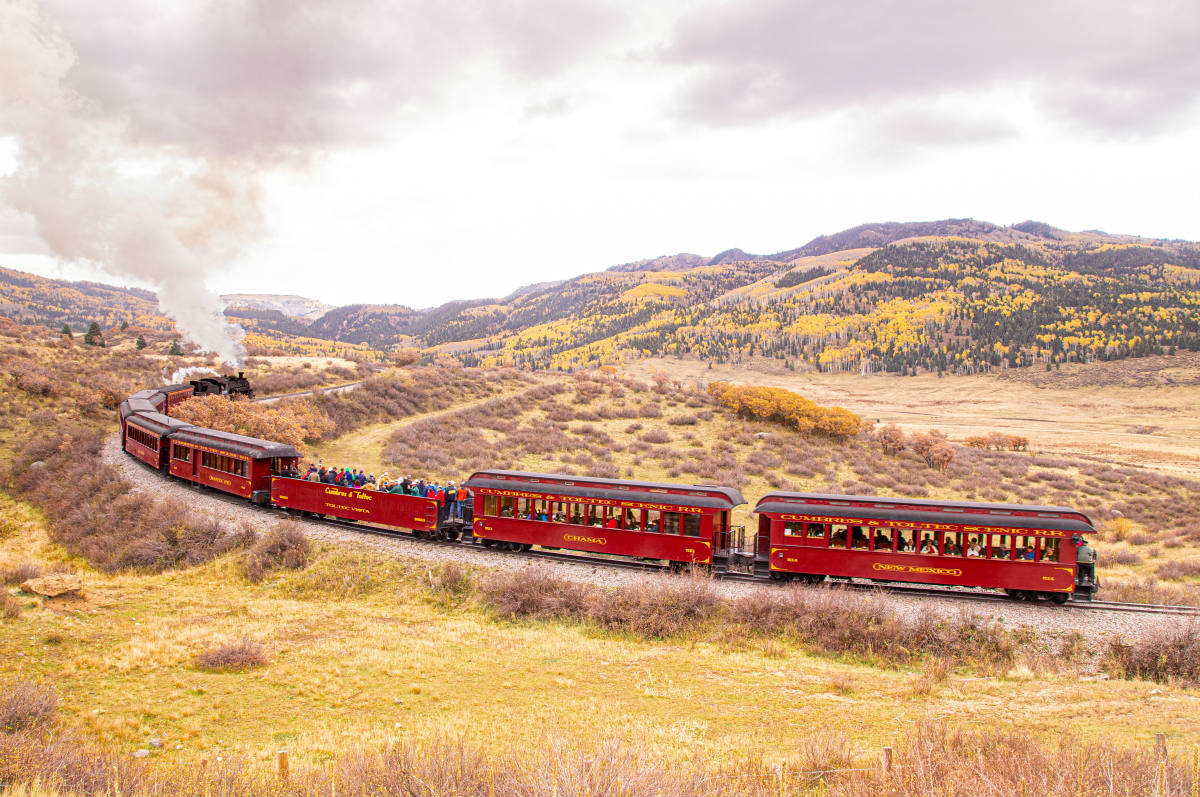 Solve SCENIC RAILROAD jigsaw puzzle online with 96 pieces