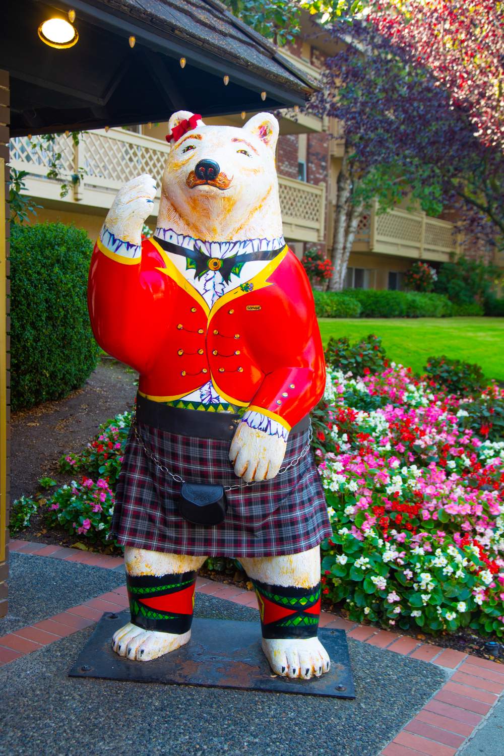 Solve A kilted doorman (doorbear?) at a Victoria BC hotel. jigsaw