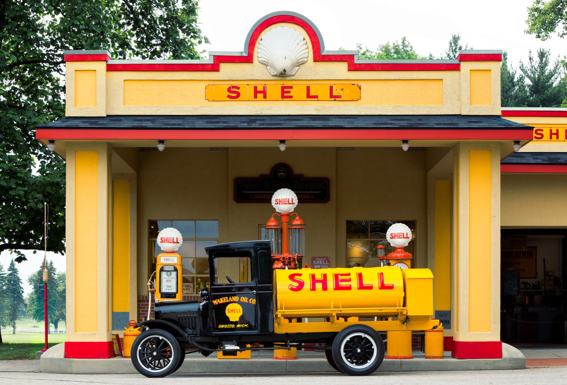 Solve Shell Station, Kalamazoo, MI jigsaw puzzle online with 600 pieces