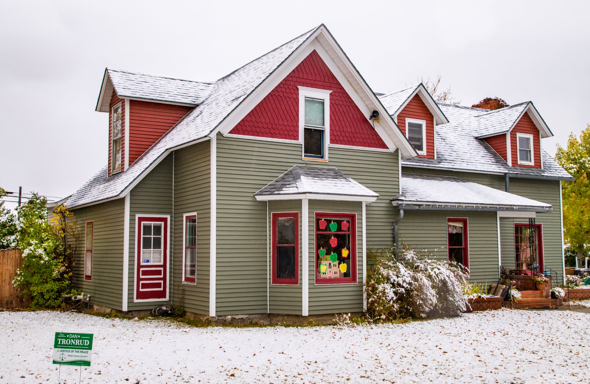 Solve EARLY SNOW jigsaw puzzle online with 96 pieces