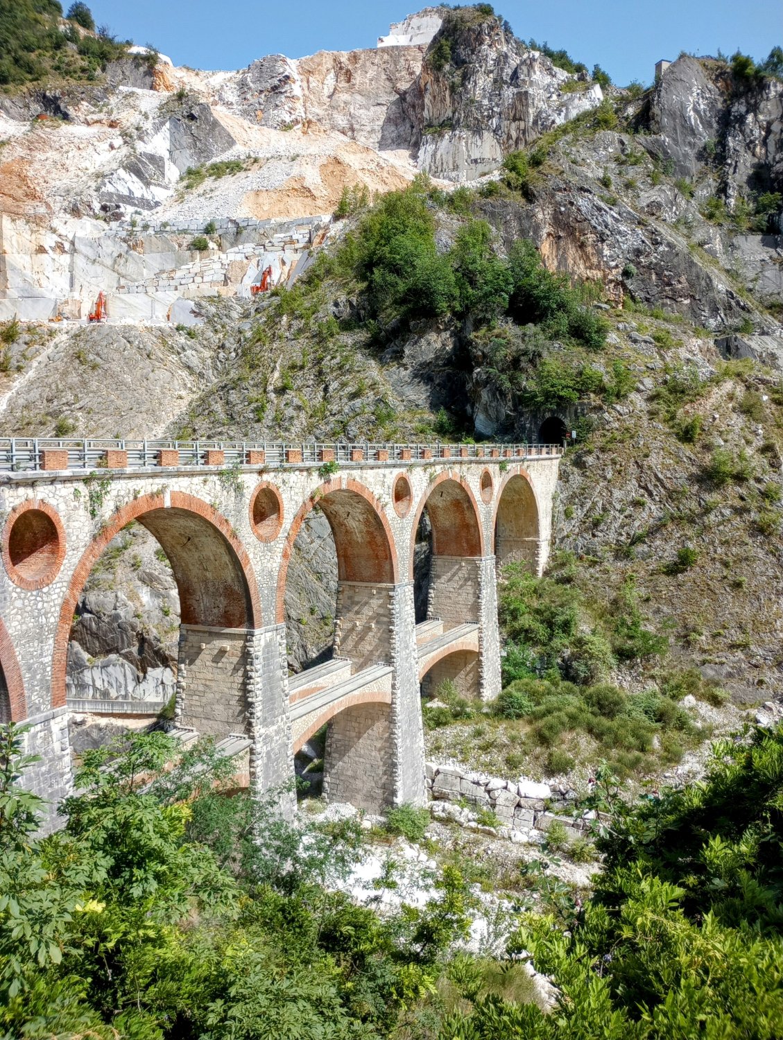 Solve Carrara Marble Quarry jigsaw puzzle online with 594 pieces