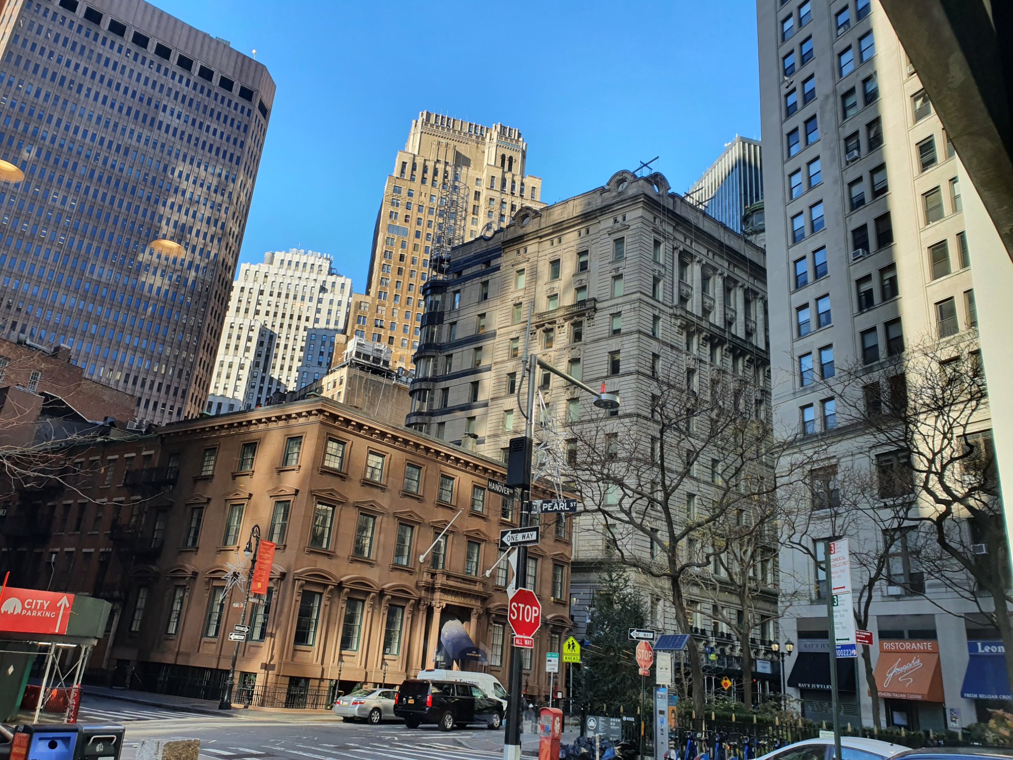 Solve Pearl Street NYC jigsaw puzzle online with 594 pieces