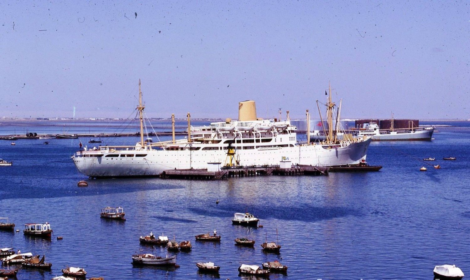 Solve Chitral in Aden jigsaw puzzle online with 24 pieces