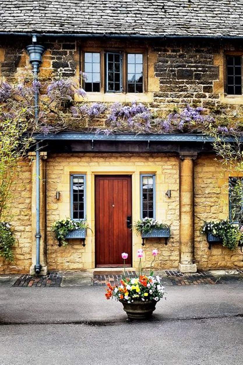 Solve A Cotswold Cottage jigsaw puzzle online with 70 pieces