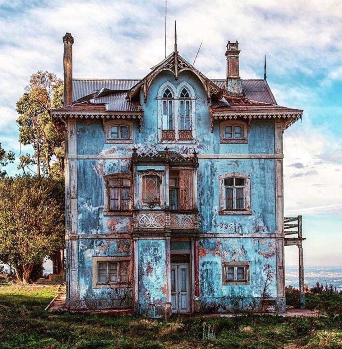 Solve Abandoned Gothic Revisal House Portugal jigsaw puzzle online