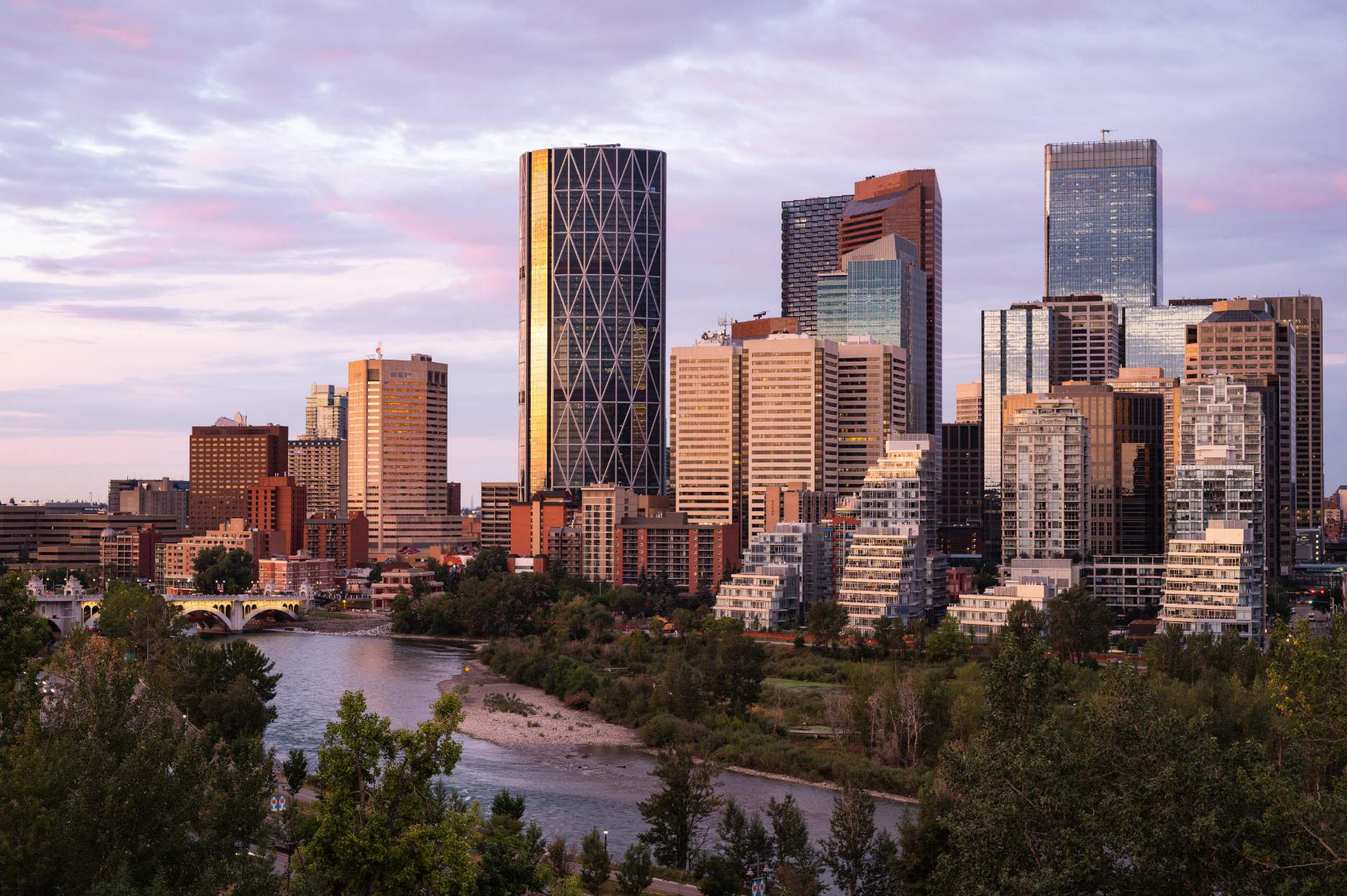 Solve Calgary Golden Light jigsaw puzzle online with 150 pieces