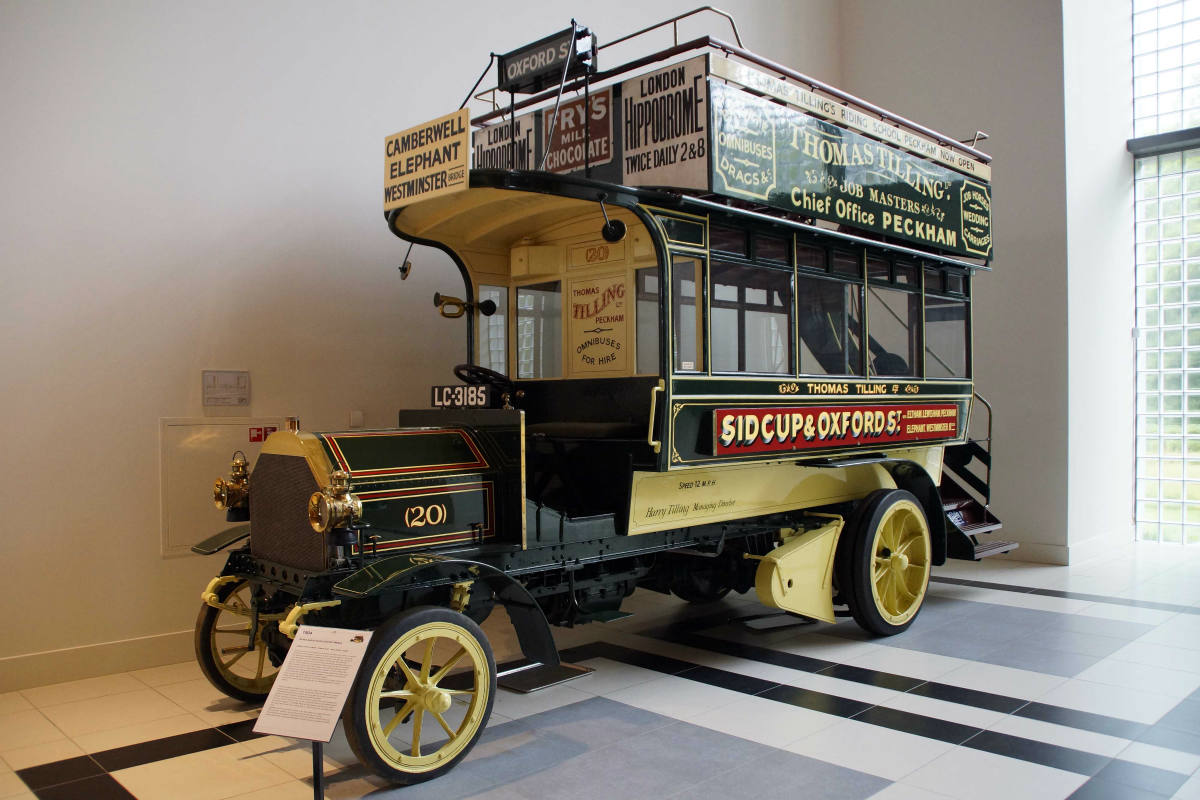 Solve Auto museum,Wassenaar (Holland) jigsaw puzzle online with 77 pieces