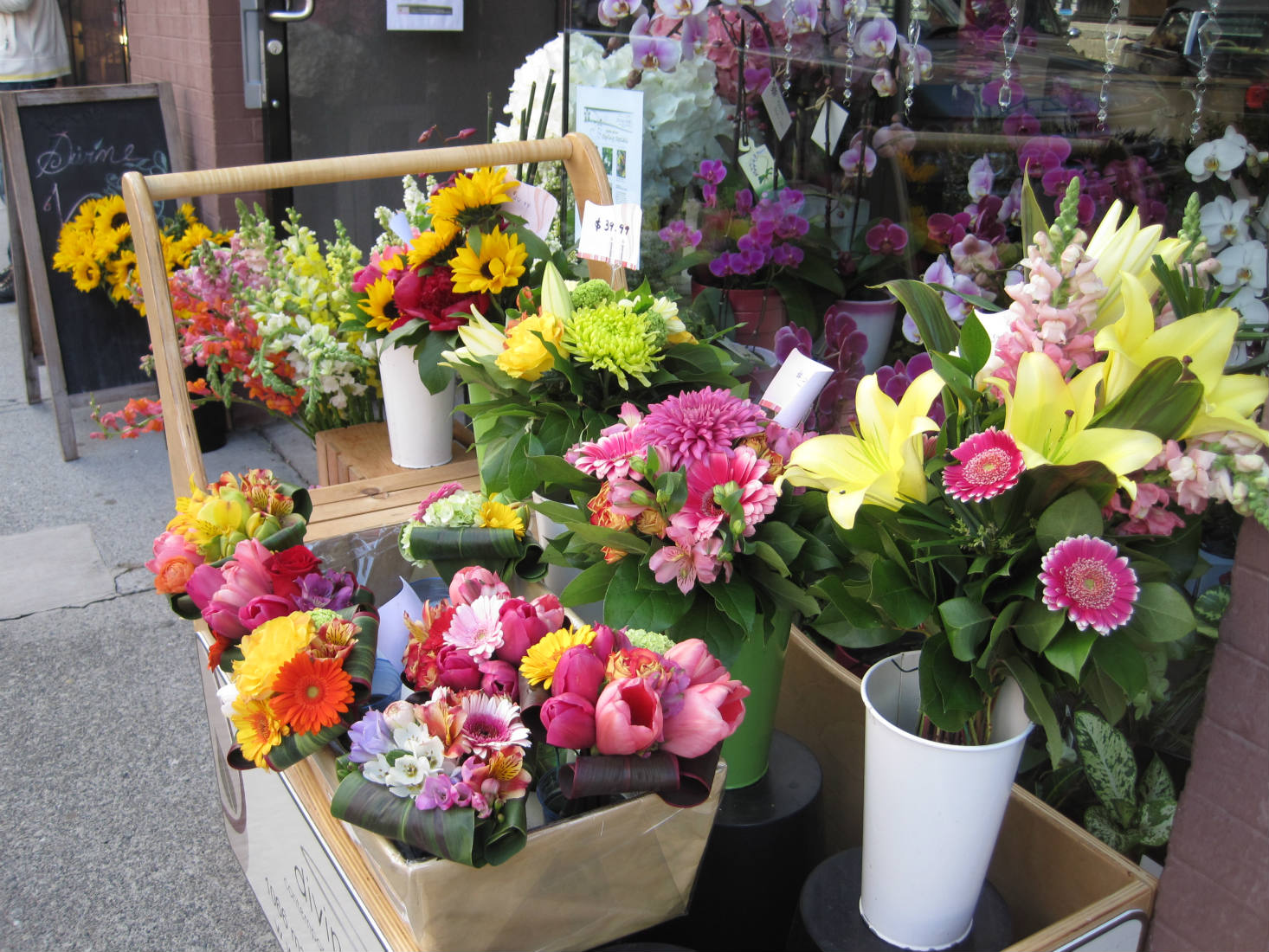 Solve Vancouver Florist jigsaw puzzle online with 165 pieces