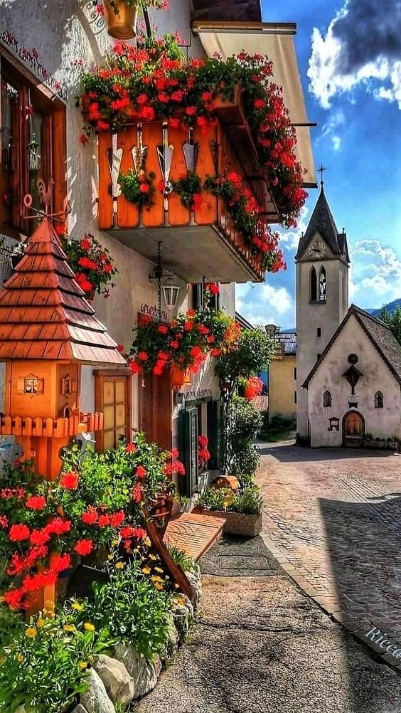 Solve Belluno, Italy jigsaw puzzle online with 60 pieces