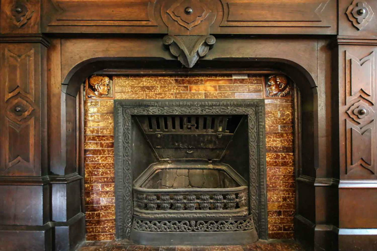 Solve Old fireplace jigsaw puzzle online with 117 pieces
