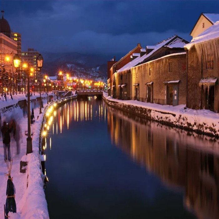 Solve Japanese Winter on Otaru Canal jigsaw puzzle online with 25 pieces