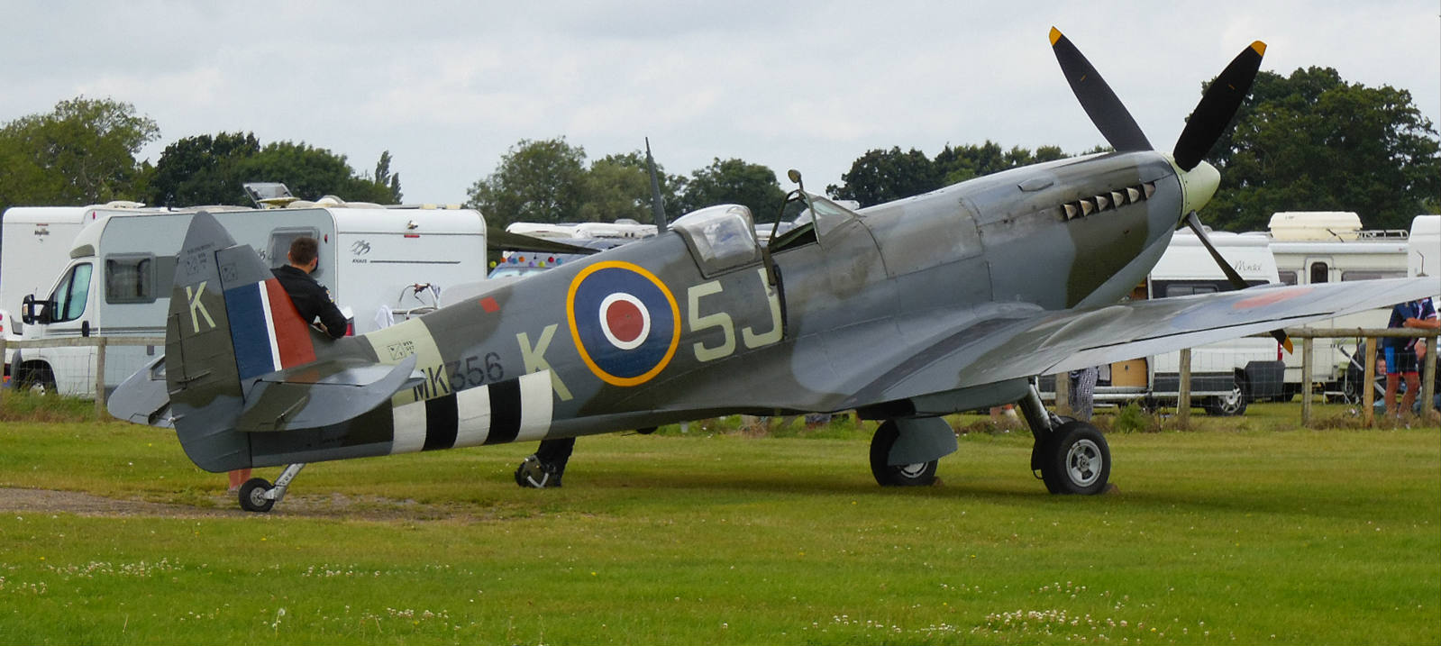 Solve SpitfireHeadcorn Airfield, Kent jigsaw puzzle online with 171 pieces