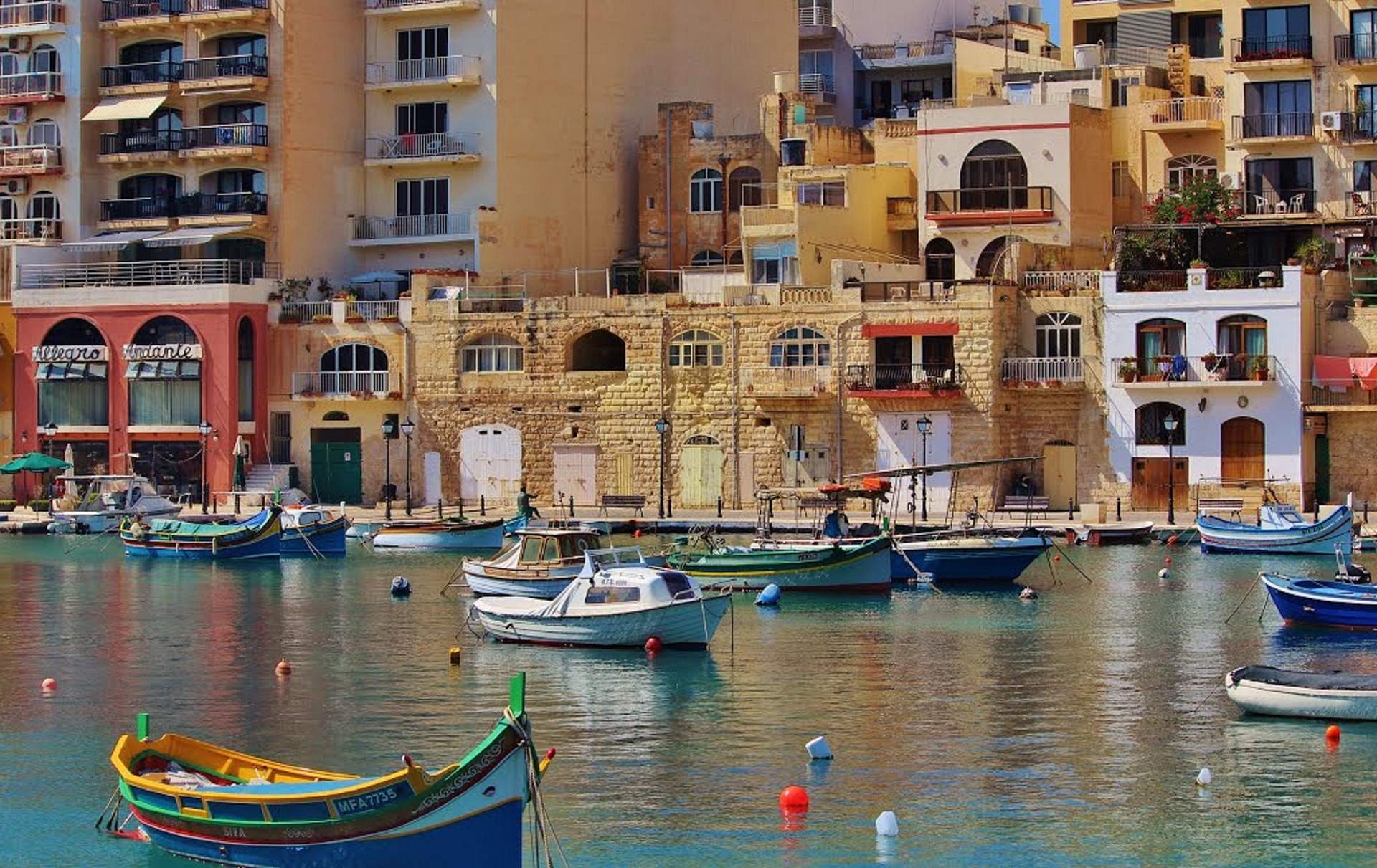 Solve Malta jigsaw puzzle online with 600 pieces