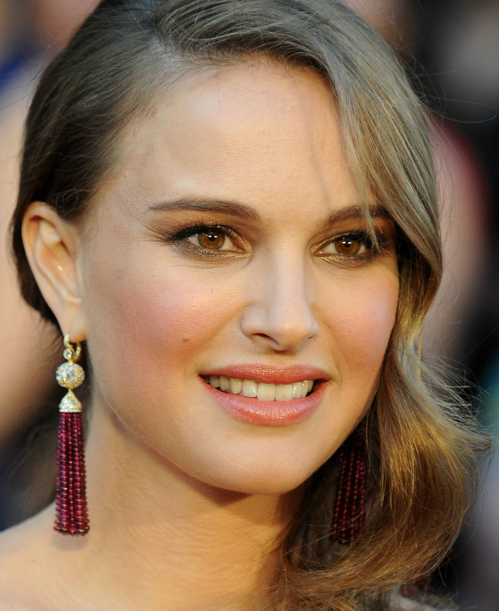 Solve Natalie Portman jigsaw puzzle online with 304 pieces Solve Natalie Portman jigsaw puzzle online with 304 pieces