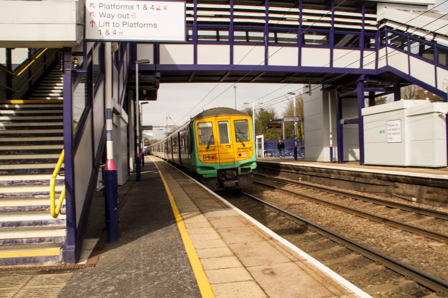 Solve bedpan line 08032016 319219 at harpenden station 01 jigsaw puzzle online with 70 pieces