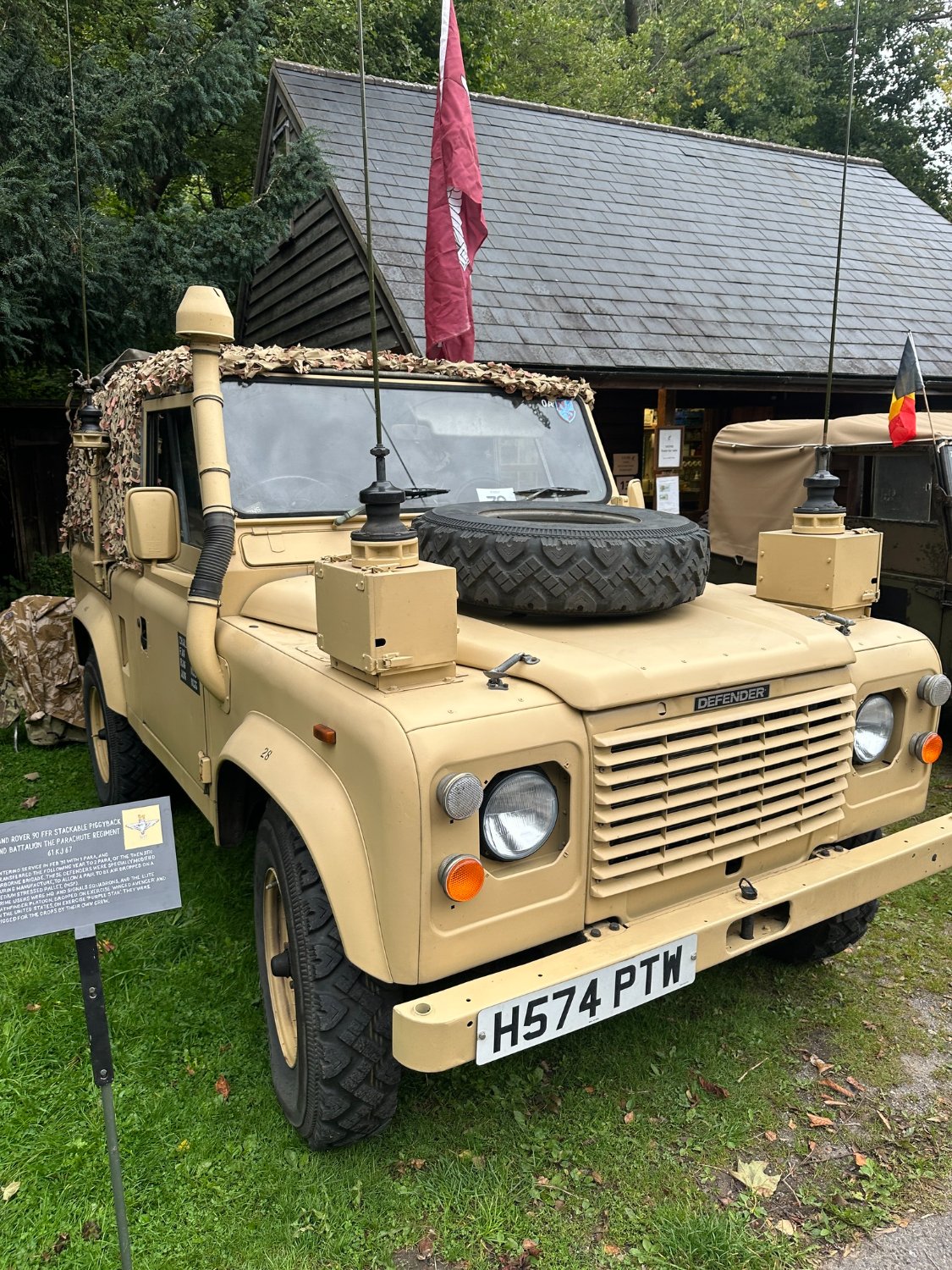 Solve LAND ROVER jigsaw puzzle online with 192 pieces