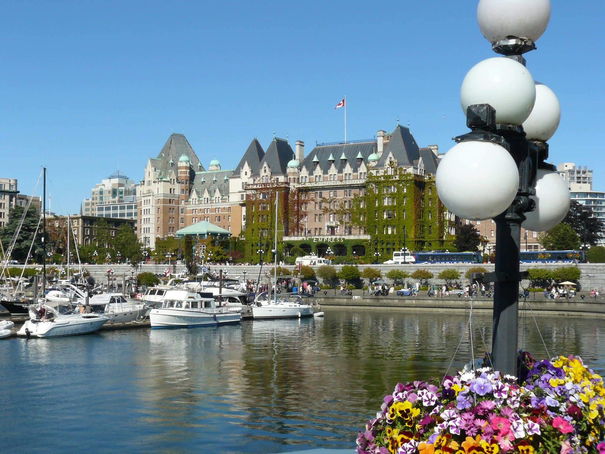 Solve Victoria BC jigsaw puzzle online with 594 pieces