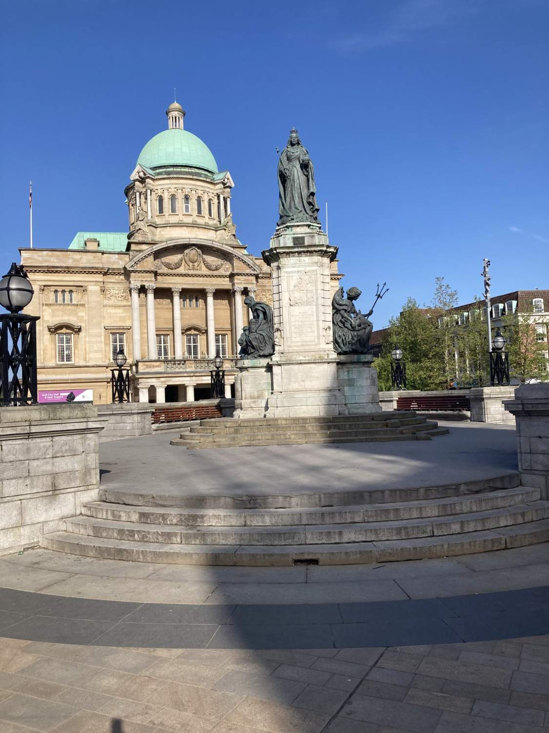 Solve Hull City Hall behind Queen Victoria jigsaw puzzle online with