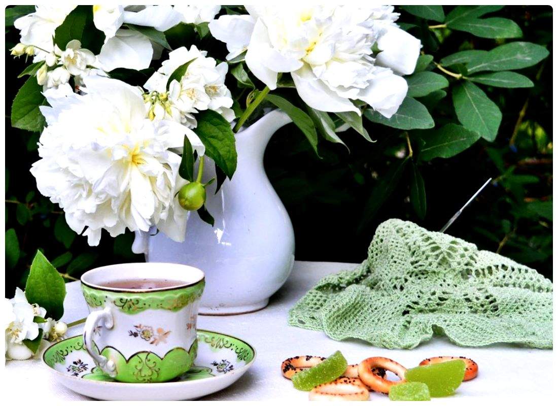 Solve Drinking Tea in the Garden jigsaw puzzle online with 192 pieces