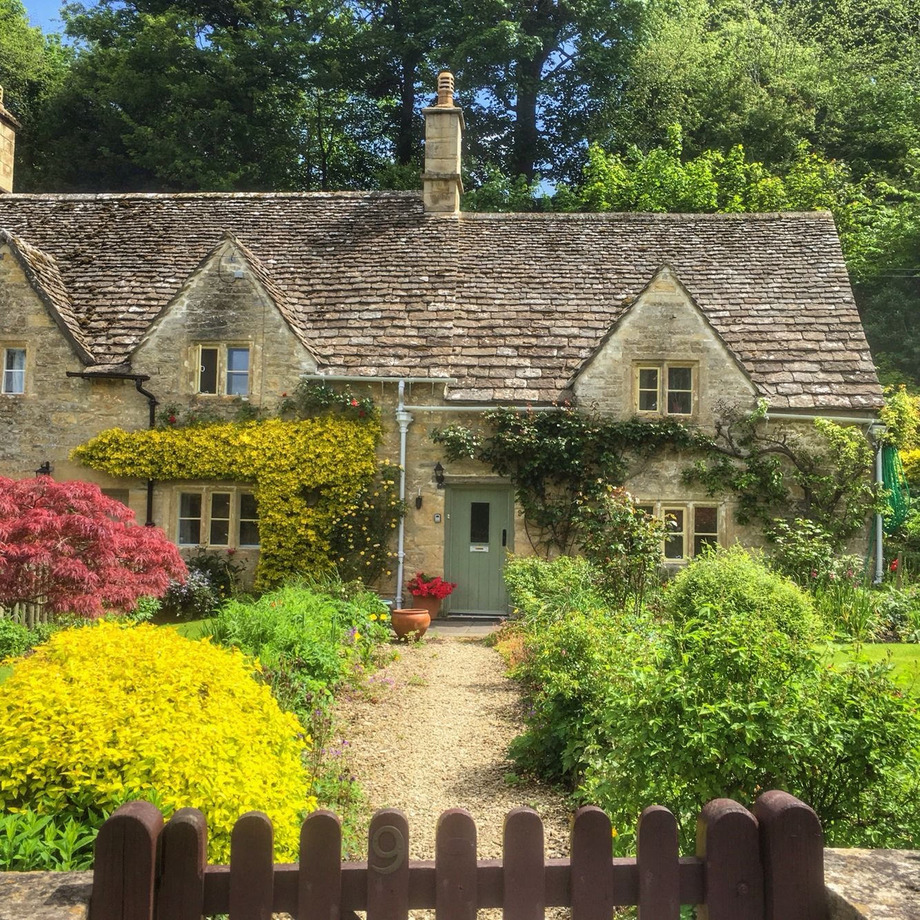 Solve Cotswold cottage jigsaw puzzle online with 81 pieces