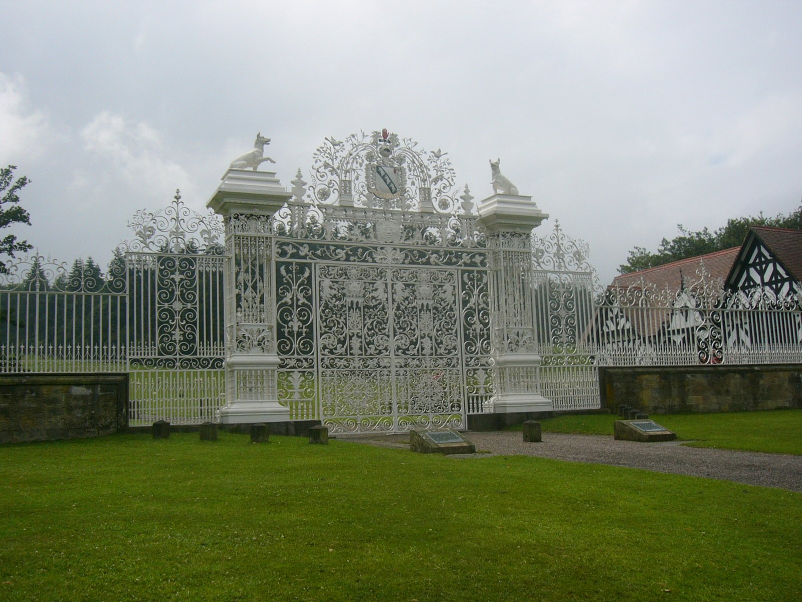 Solve Beautiful Gates jigsaw puzzle online with 130 pieces