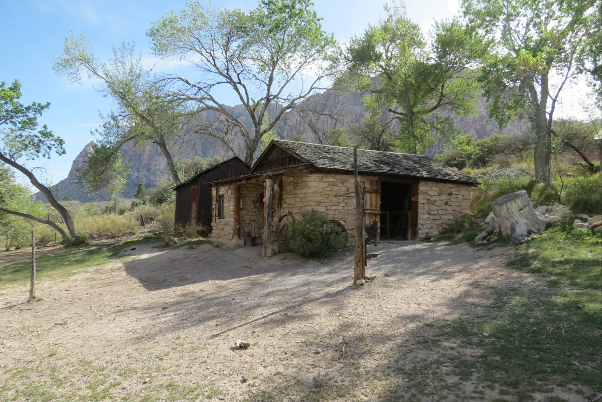 Puzzle 77 pièces Original Blacksmith Shop And Cabin On Spring