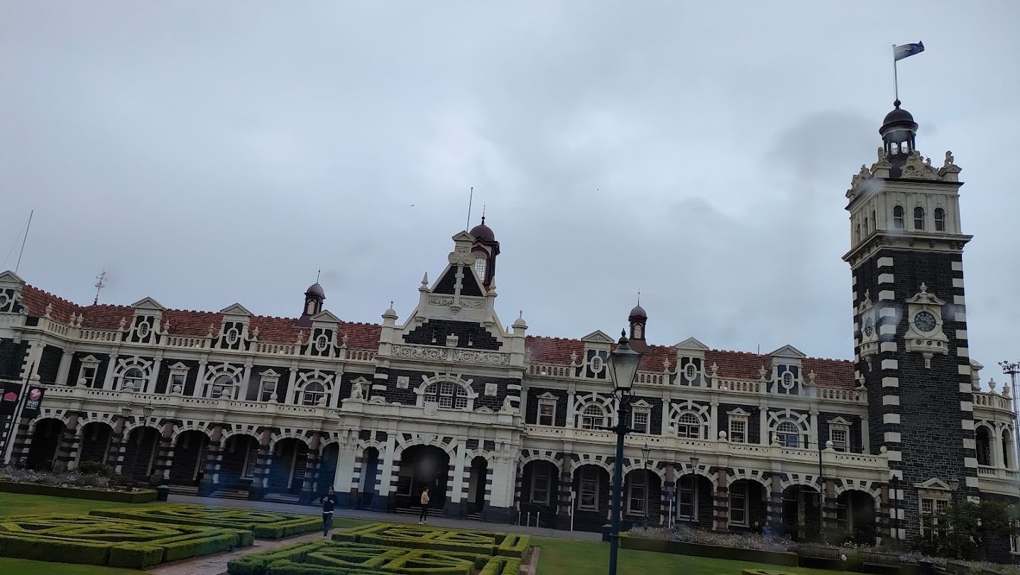 Solve Dunedin Railway Station jigsaw puzzle online with 45 pieces