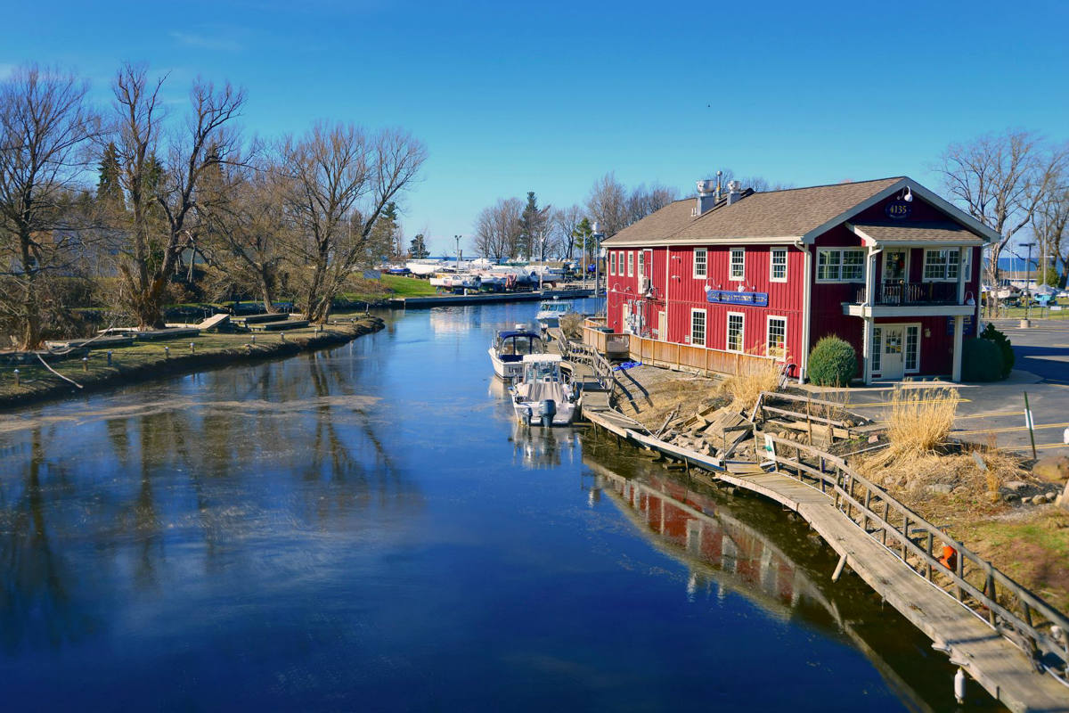 Solve Pultneyville, NY jigsaw puzzle online with 77 pieces